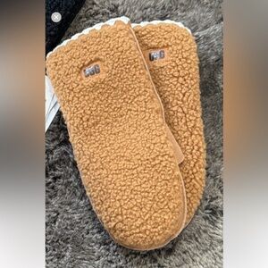 NWT UGG Tan Sherpa Mittens
